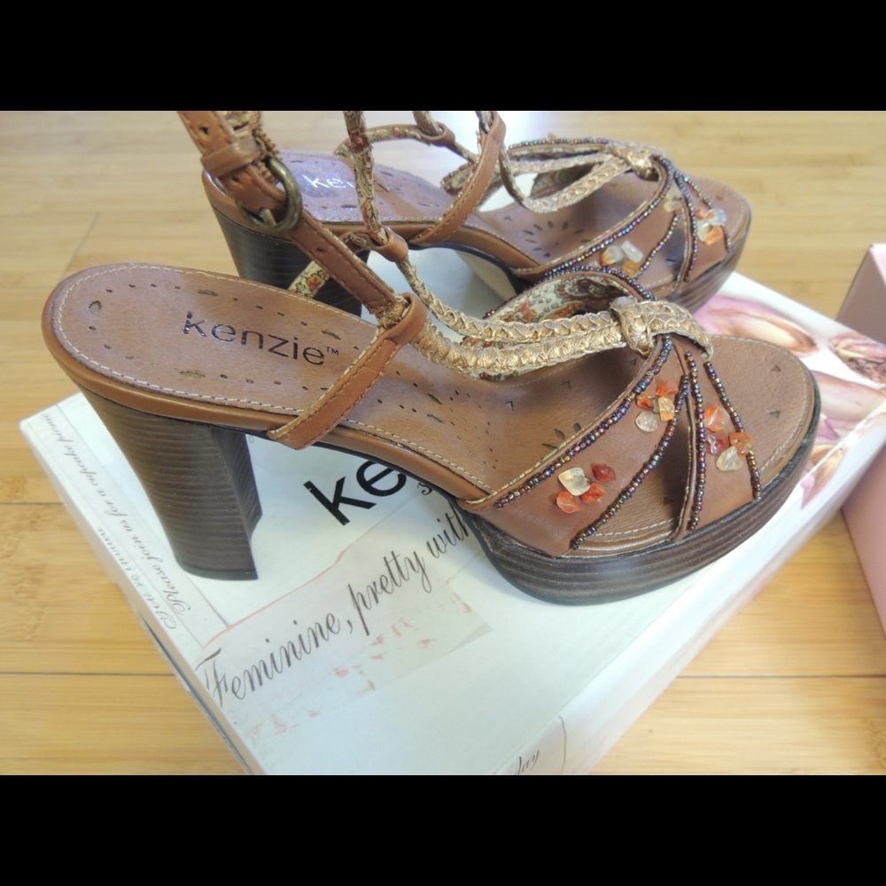 Kenzie sandals size 8 medium